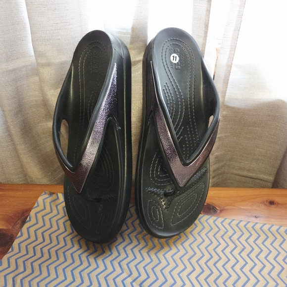 crocs iconic comfort sloan shine thong sandals 11 - Picture 7 of 8